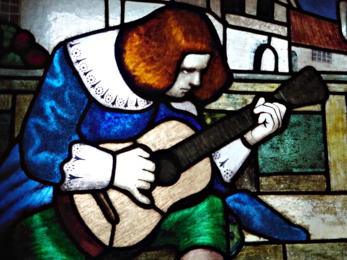 Tyyppi soittaa kitaraa, lasimaalauksen yksityiskohta